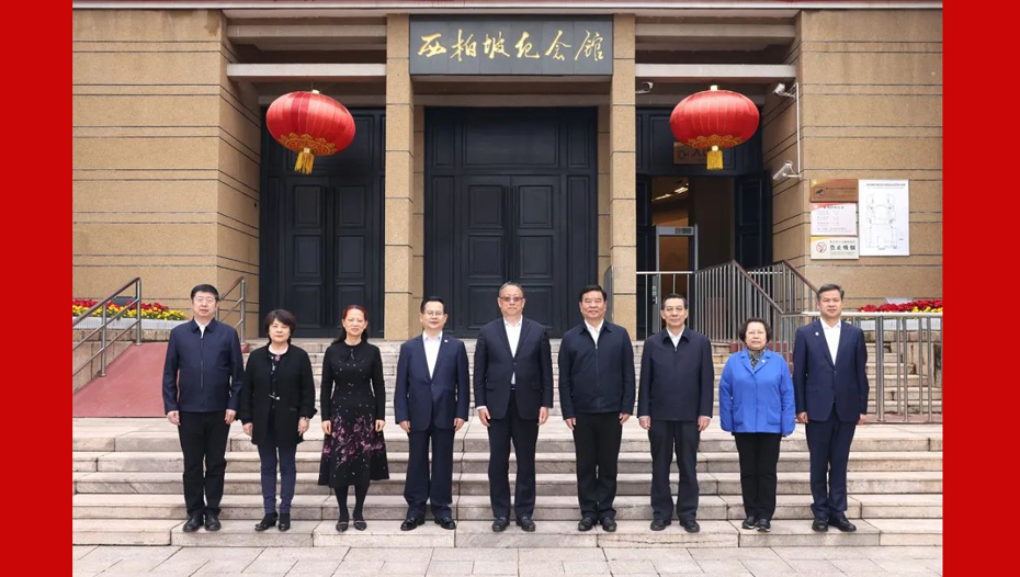 與會(huì)民革中央領(lǐng)導(dǎo)班子成員在西柏坡紀(jì)念館前合影