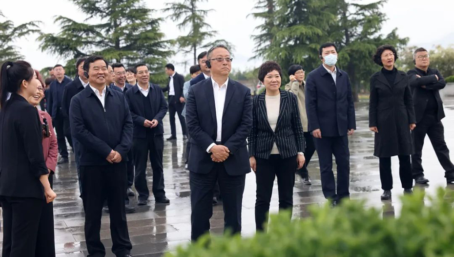 中心組一行參觀李家莊統(tǒng)一戰(zhàn)線展陳館