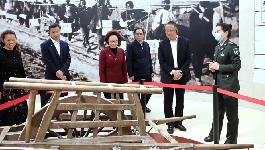 中心組一行參觀西柏坡紀(jì)念館