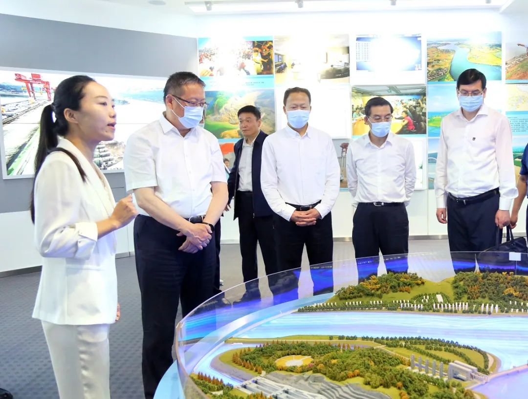 調(diào)研組考察水利部長江水利委員會長江展覽廳。