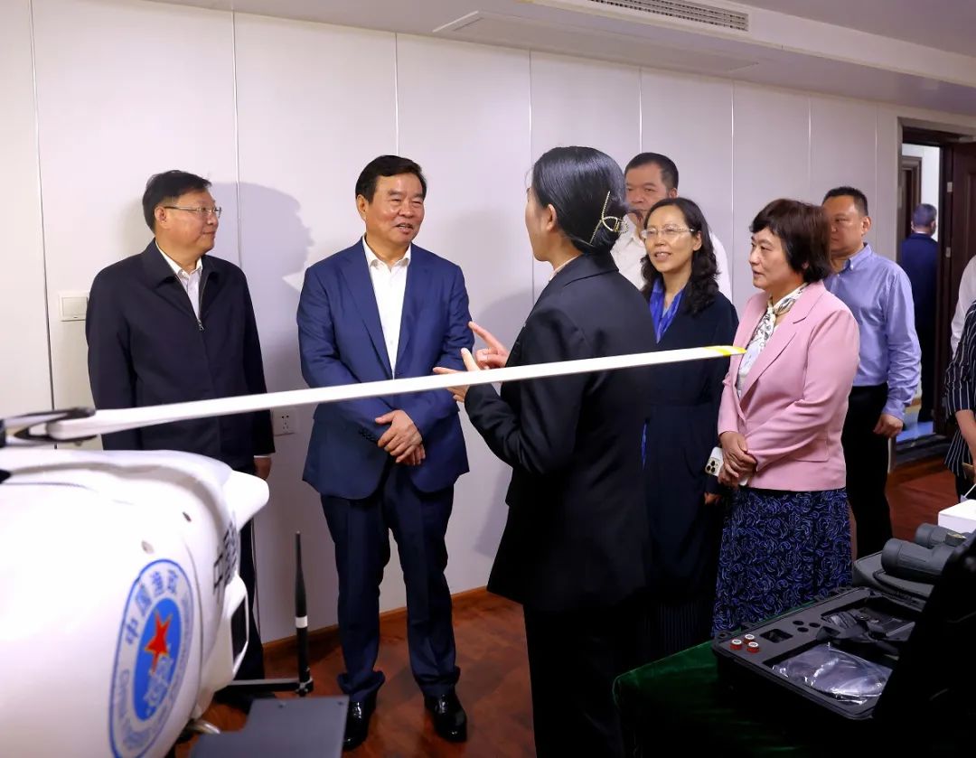 調(diào)研組考察武漢漁政碼頭。