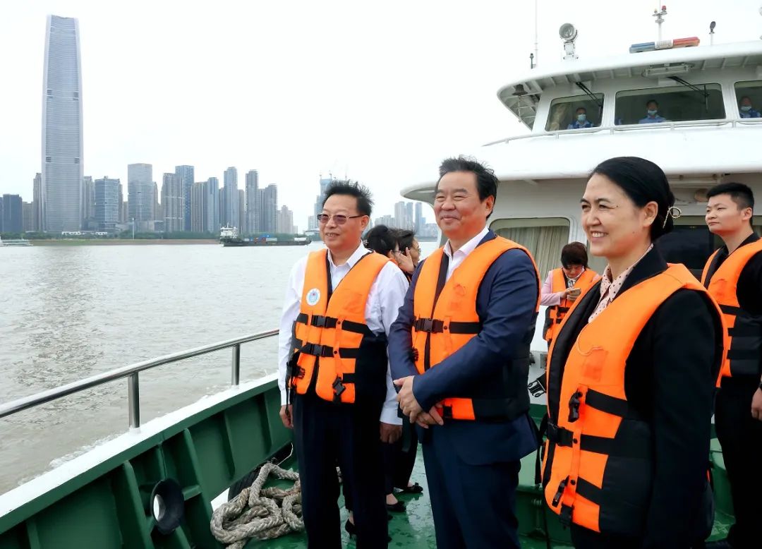 調(diào)研組乘坐漁政執(zhí)法船巡視長江禁捕工作情況。