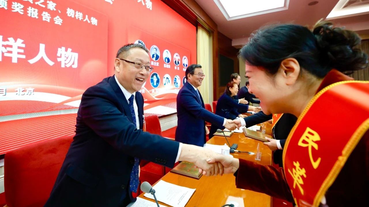 民革中央領(lǐng)導(dǎo)為獲表彰人員及代表頒獎(jiǎng)