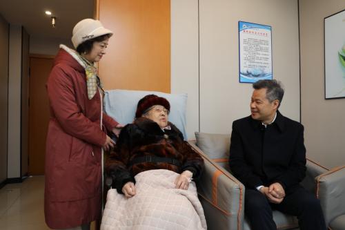 歐陽澤華看望慰問老黨員楊學珍